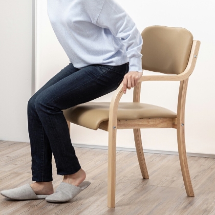 日本製 立ち座りサポート ダイニングチェア 完成品 低反発クッション付き ベージュ