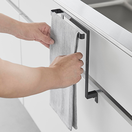 tower タワー キッチンシンク下収納扉タオルハンガー H15 ブラック 1591