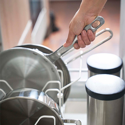 tower タワー シンク下 伸縮鍋蓋&フライパンスタンド ホワイト 3840