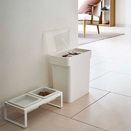 tower タワー 密閉袋ごとペットフードストッカー 3ｋｇ　計量カップ付 ホワイト 5613