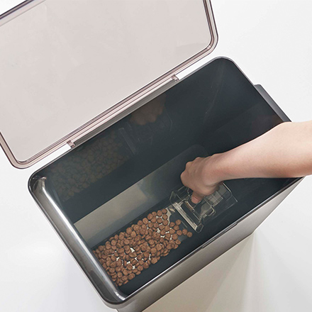 tower タワー 密閉ペットフードストッカー 6.5kg 計量カップ付 ブラック 5616