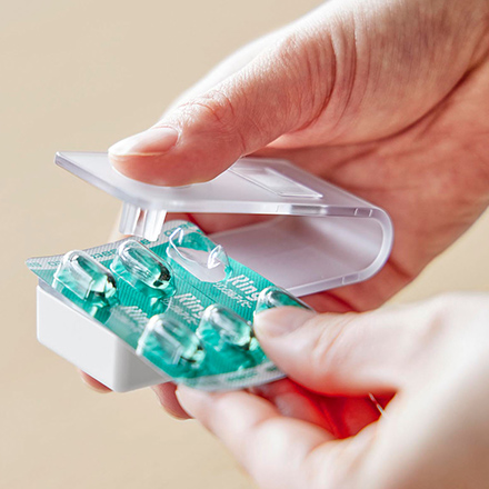 tower タワー 押すだけ簡単マグネット錠剤オープナー ホワイト 10432