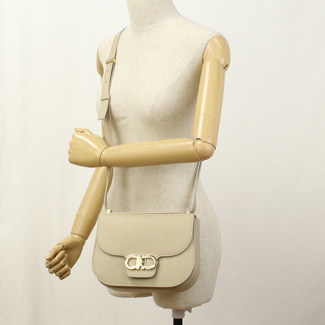 フェラガモ 斜め掛け ショルダーバッグ レディース ブランド FERRAGAMO DOUBLE GANCIO FLAP 21-9867 ベージュ バッグ