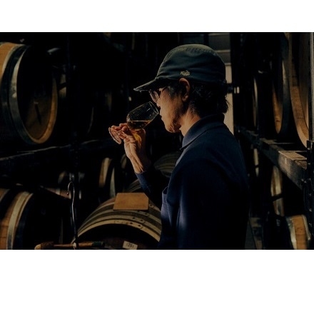 JALジャパンプロジェクト 泡盛古酒 グランプリ受賞酒 沖縄の蔵元 ヘリオス酒造 樹齢70年以上のホワイトオーク樽熟成 琥珀色の泡盛 五年古酒ブレンド くら ブラック 30度 720ml クリアケース入りでご贈答用にもオススメです