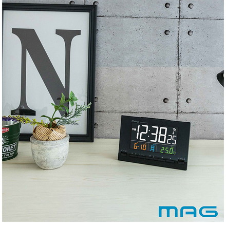 MAG 目覚まし時計 置き時計 電波時計 デジタル AC電源 カラー液晶 光る 見やすい 温度計 カレンダー 電子音