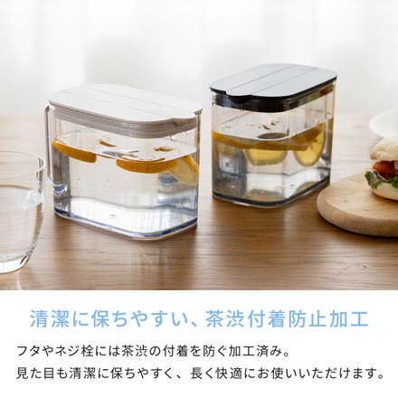 【2個セット】 冷水筒 耐熱 ウォーターピッチャー 1L 食洗機対応 ウォータージャグ 麦茶ポット 冷蔵庫 扉 棚 収納 1リットル 小さめ コンパクト スリム ハンドル パッキン付き 熱湯OK 広口 サーバー ブラック2個