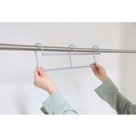 アップハンガー ハンガー 衣類収納 幅50cm 2本組 日本製 収納 収納力アップ 段違い クローゼット 大容量 省スペース スぺパ 小物 バッグ コート 整理 衣替え グレー