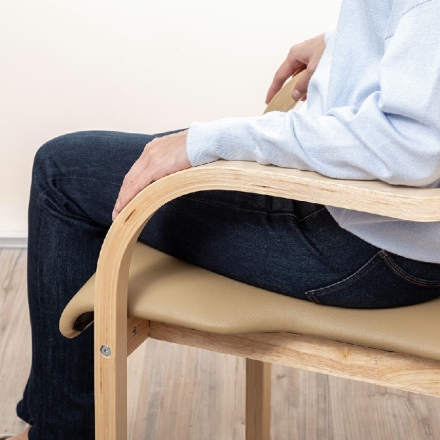 日本製 立ち座りサポート ダイニングチェア 完成品 低反発クッション付き ベージュ