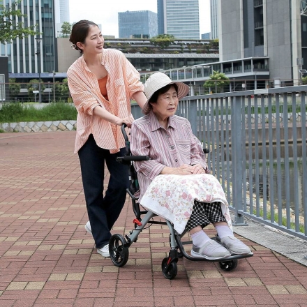 折りたたみ式 お出かけカート 座面付き 耐荷重100kg ブレーキ搭載 シルバーカー 完成品 スチール製 旅行 散歩 介護 介助 軽量 移動補助