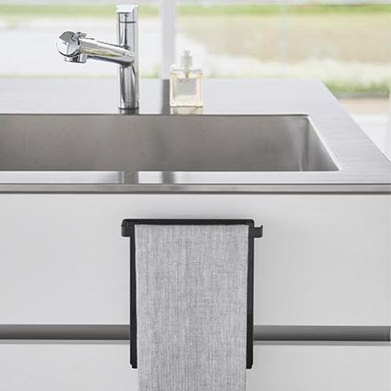 tower タワー キッチンシンク下収納扉タオルハンガー ブラック 1986