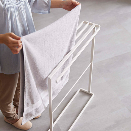 tower タワー 横から掛けられるバスタオルハンガー スリム ホワイト 5576