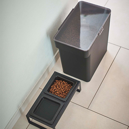 tower タワー 密閉ペットフードストッカー 6.5kg 計量カップ付 ブラック 5616