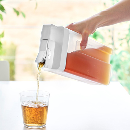 tower タワー 倒して置けてそのまま注げる冷水筒 2.2L ホワイト 10029