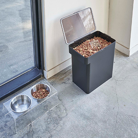 tower タワー 密閉ペットフードストッカー 6.5kg 計量カップ付 ブラック 5616