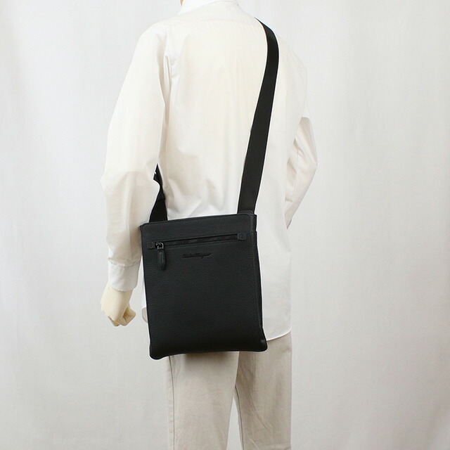 フェラガモ 斜め掛け ショルダーバッグ メンズ FERRAGAMO イタリア 24-0131 ブラック バッグ 斜めがけ ブランド 高級 おしゃれ プレゼント 男性 実用的 かっこいい