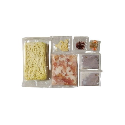 福岡 博多 とんこつもつ鍋 牛もつ肉（国内産）100g×1袋、ちゃんぽん麺180g×1玉、にんにく 3g×1袋、唐辛子0.5g×1袋、白ごま0.7g×1袋、もつ鍋用濃縮とんこつスープ36g×2袋