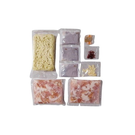 福岡 博多 とんこつもつ鍋 牛もつ肉（国内産）100g×2袋、ちゃんぽん麺180g×1玉、にんにく3g×1袋、唐辛子0.5g×1袋、白ごま0.7g×1袋、もつ鍋用濃縮とんこつスープ36g×3袋