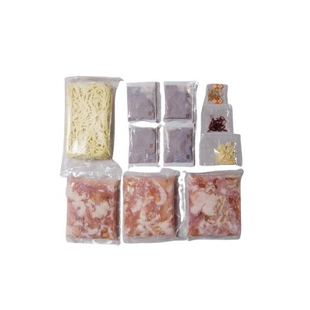 福岡 博多 とんこつもつ鍋 牛もつ肉（国内産）100g×3袋、ちゃんぽん麺180g×1玉、にんにく 3g×1袋、唐辛子0.5g×1袋、白ごま0.7g×1袋、もつ鍋用濃縮とんこつスープ36g×4袋