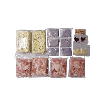 福岡 博多 とんこつもつ鍋 牛もつ肉（国内産）100g×4袋、ちゃんぽん麺180g×2玉、にんにく 3g×2袋、唐辛子0.5g×2袋、白ごま0.7g×2袋、もつ鍋用濃縮とんこつスープ36g×6袋