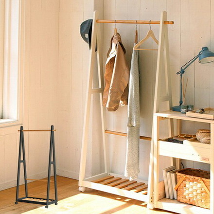 天然木 キャスター付き A型ハンガーラック ツートンハンガー パイン材 コートハンガー 収納 木製 棚付き