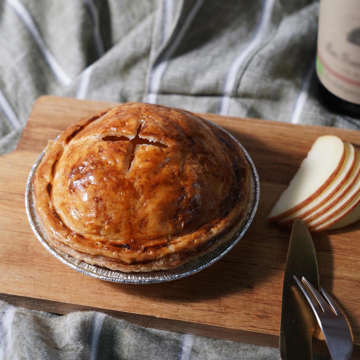 りんごの酸味と甘味を楽しむプレミアム白金アップルパイ〔4号(φ12cm、約330g)〕スイーツ 冷凍