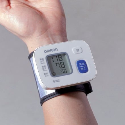 〈オムロン〉 手首式血圧計　HEM-6162