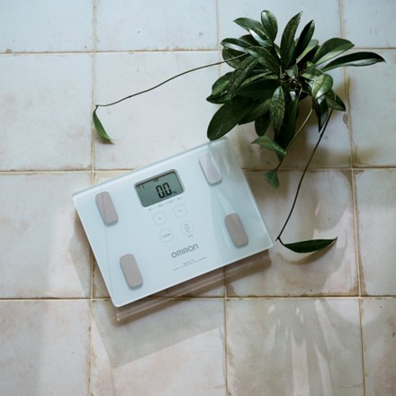 〈オムロン〉 体重体組成計 カラダスキャン　HBF-235-JW