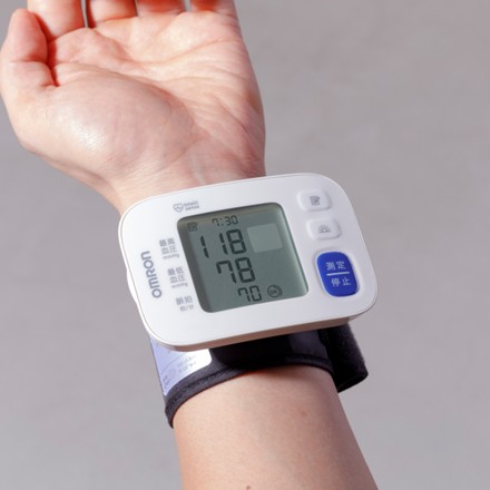 〈オムロン〉 手首式血圧計　HEM-6183