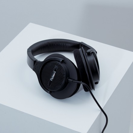 〈ローランド〉 オープンエアー型ヘッドホン