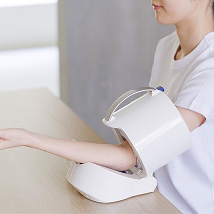 〈オムロン〉 デジタル自動血圧計　HCR-1602