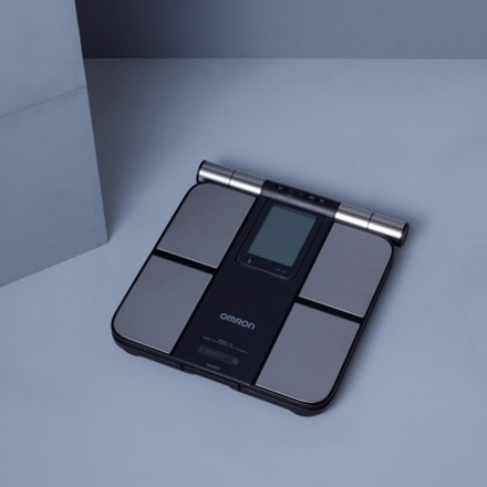 〈オムロン〉 体重体組成計 カラダスキャン　HBF-702T