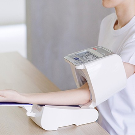 〈オムロン〉 デジタル自動血圧計　HCR-1702