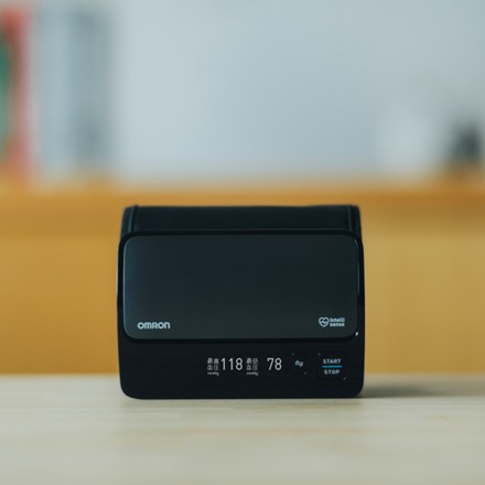 〈オムロン〉 上腕式血圧計　HCR-7608T2