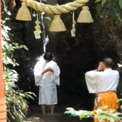 【静岡】医王山薬王院油山寺 2名様 滝行と写経体験
