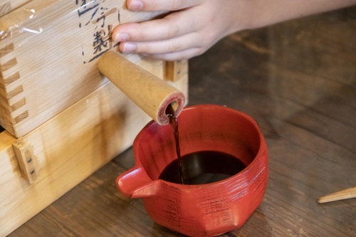 【親子でも楽しめる】【静岡】明治屋醤油　醤油搾り(火入れなし)体験、豆腐での味見＋持ち帰り80ml付