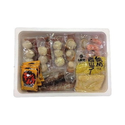 北海道 海鮮キムチ鍋 白菜キムチ100g×4、ボイル海老12尾、ボイル帆立6個、かに入つみれ3個、えび入つみれ3個、とりごぼうつみれ3個、油揚げ2枚、ツボ抜きいか100g×2、冷凍生ラーメン80g×1、たれ(濃縮：キムチ仕立て)30g×4
