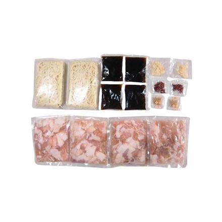 福岡 博多 牛もつ鍋 牛もつ肉（国内産）100g×4袋、ちゃんぽん麺180g×2玉、にんにく3g×2袋、唐辛子0.5g×2袋、白ごま0.7g×2袋、もつ鍋用濃縮スープ85g×4袋