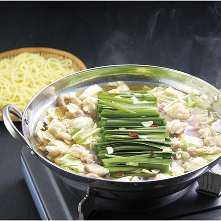 福岡 博多 牛もつ鍋 牛もつ肉（国内産）100g×5袋、ちゃんぽん麺180g×2玉、にんにく3g×2袋、唐辛子0.5g×2袋、白ごま0.7g×2袋、もつ鍋用濃縮スープ85g×4袋