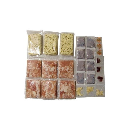 福岡 博多 とんこつもつ鍋 牛もつ肉（国内産）100g×6袋、ちゃんぽん麺180g×3玉、にんにく3g×3袋、唐辛子0.5g×3袋、白ごま0.7g×3袋、もつ鍋用濃縮とんこつスープ36g×8袋