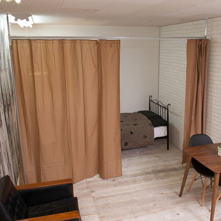 つっぱりカーテン ライトブラウン 高さ調整型 オフィス 目隠しカーテン つっぱりパーテーション 調整 調節