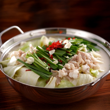 福岡　博多 とんこつもつ鍋(もつ100g×1袋、ちゃんぽん麺180g×1玉、にんにく　3g×1袋、唐辛子0.5g×1袋、白ごま0.7g×1袋、もつ鍋用濃縮とんこつスープ36g×2袋）