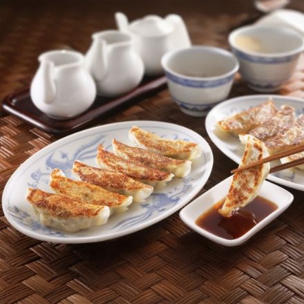 兵庫 「芦屋 伊東屋謹製」 神戸牛餃子（20g×18個）と黒豚餃子（20g×18個）と黒豚焼き小籠包セット（40g×6個入）