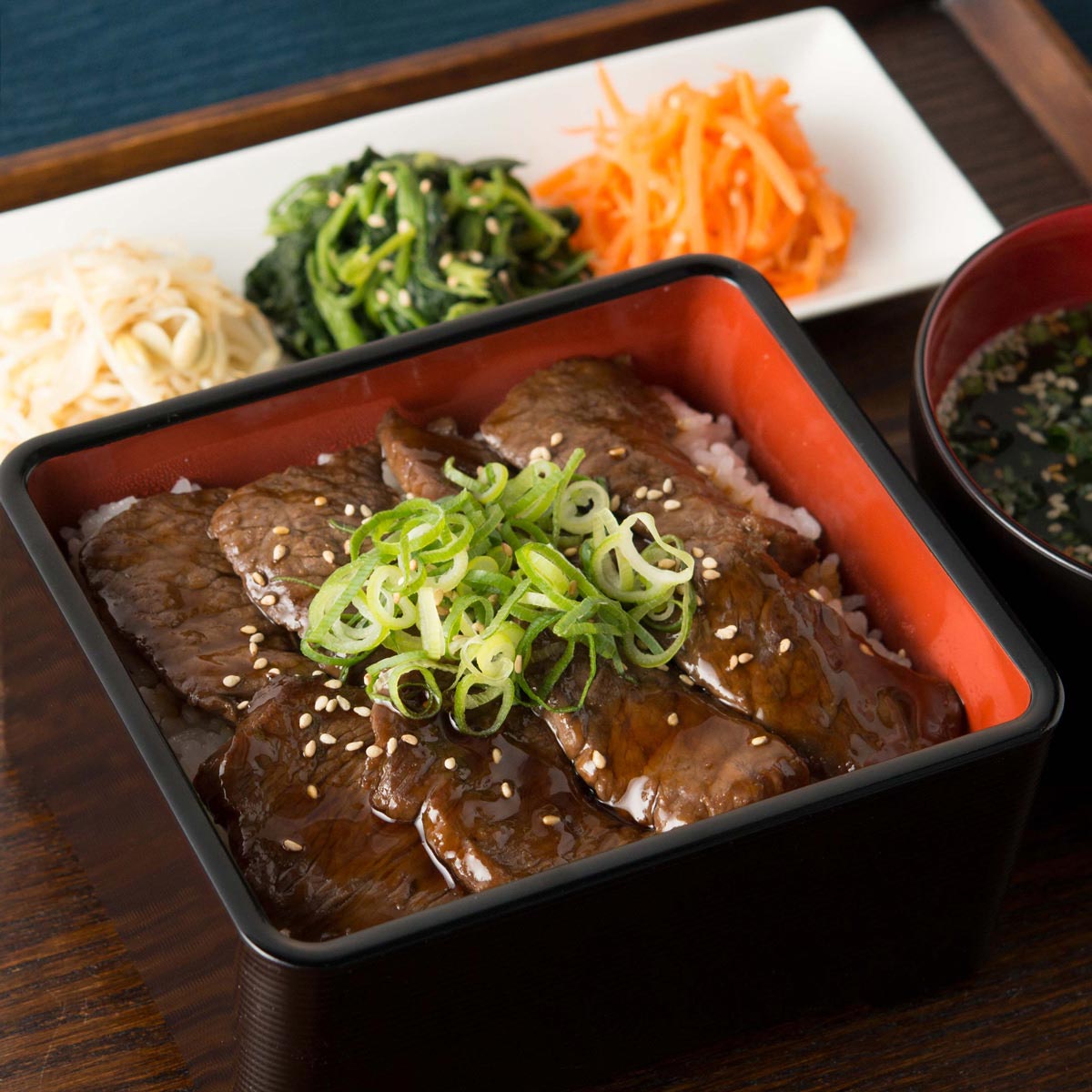 丸福商店　みなと牛 プロが選ぶ黒毛和牛 BBQ・焼肉用〔牛赤身ロース500g〕岐阜県