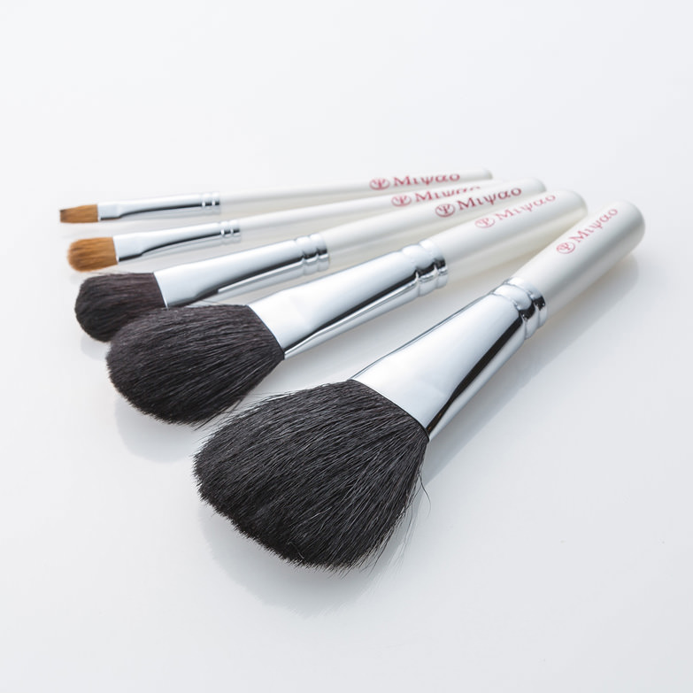 【クール・ジャパン　プロジェクト受賞】熊野化粧筆メイクブラシ・ホワイトパール5点セット　癒しの熊野化粧筆　宮尾　広島県　原料を吟味した極上の一品