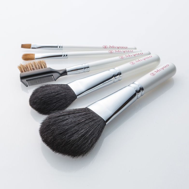 熊野筆メイクブラシ5本セット＆携帯用化粧ポーチ[ショート軸タイプ・ホワイトパール]　癒しの熊野化粧筆　宮尾　広島県　化粧筆専業メーカーの一品