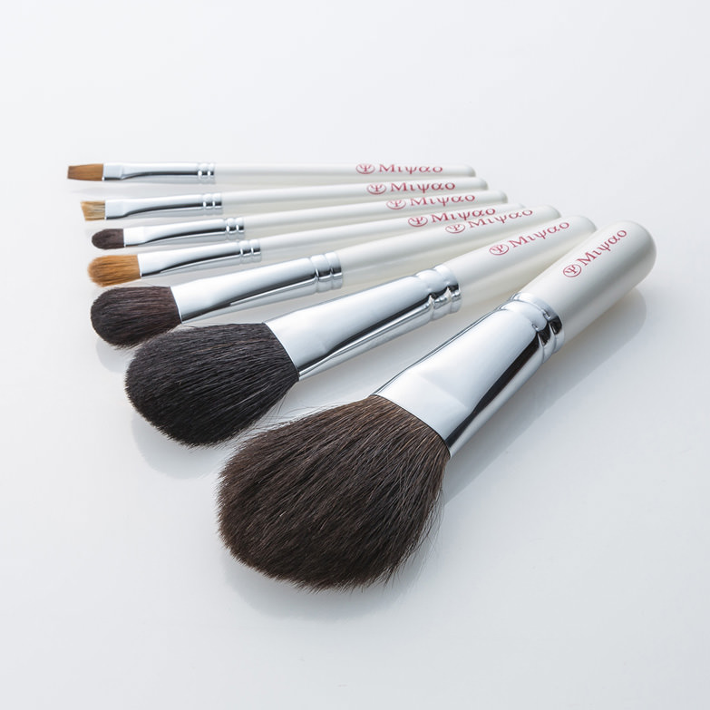 熊野メイクブラシ7本セット＆携帯用ポーチ[ショート軸タイプ・ホワイトパール]パウダーブラシ：灰リス100％　癒しの熊野化粧筆　宮尾　広島県