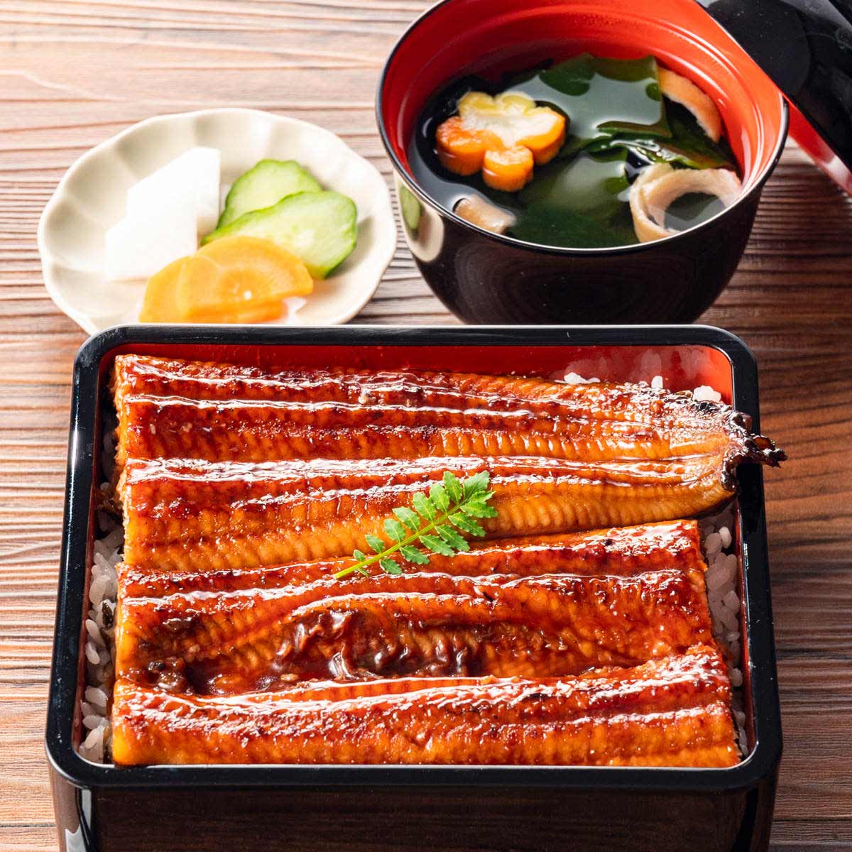 鹿児島県産 特大うなぎ蒲焼2尾 蒲焼切身1袋 セット 〔うなぎ蒲焼約250g×2、うなぎ切身80g×1、たれ・山椒各5、お吸い物×5〕 鰻【北海道・沖縄県・離島 配送不可】