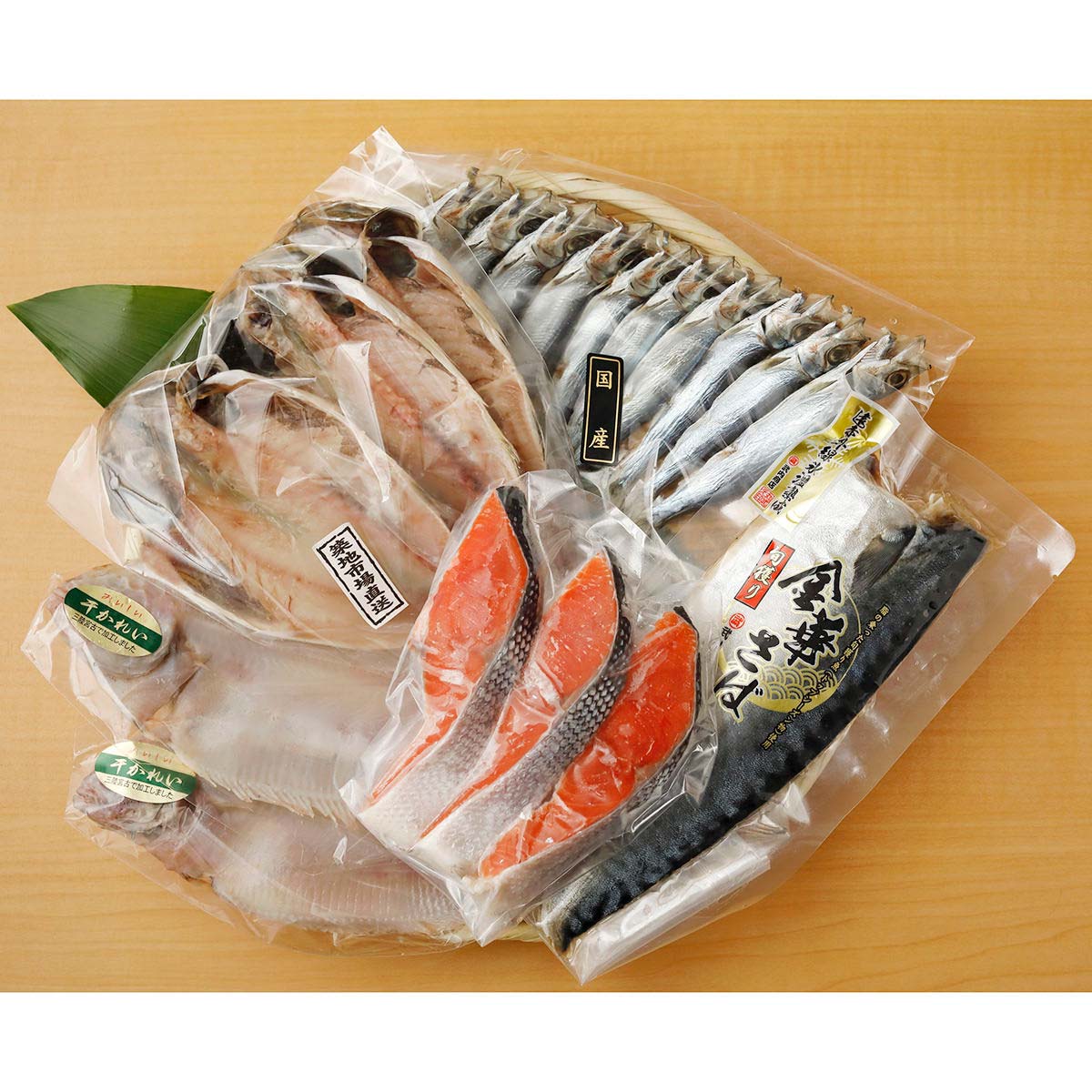 築地の目利き厳選 天然紅鮭と干物の詰合せ 〔紅鮭×3・アジ開干し×3・干カレイ×2・さば干物×1・ウルメ丸干し1連×1〕 東京 築地