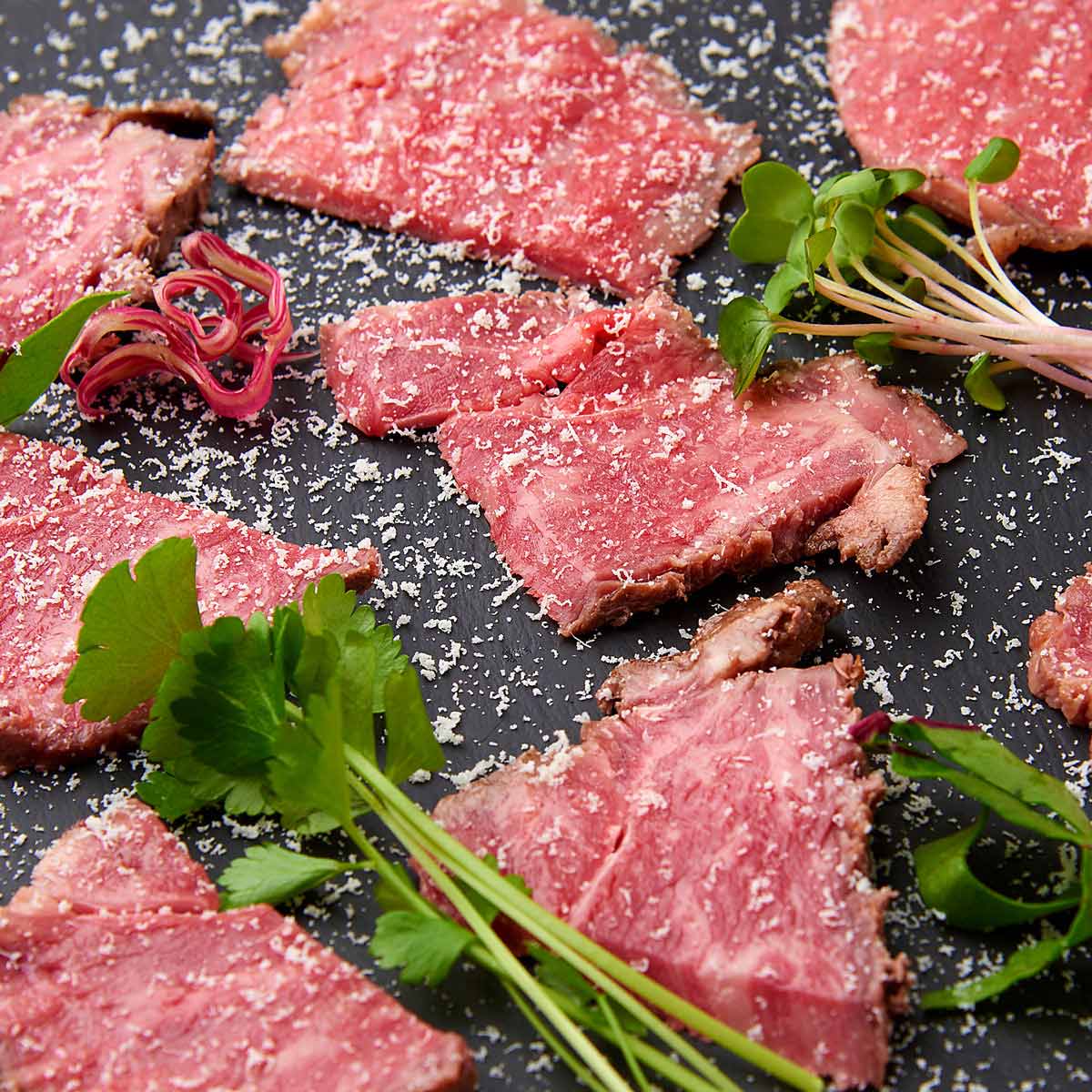 レストラン ノワ・ド・ココ 国産牛 ローストビーフ 食べ比べセット 〔ロース200g、バラ200g、熟成ローストビーフソース60g、玉ねぎわさびソース50g〕【北海道・沖縄・離島 お届け不可】