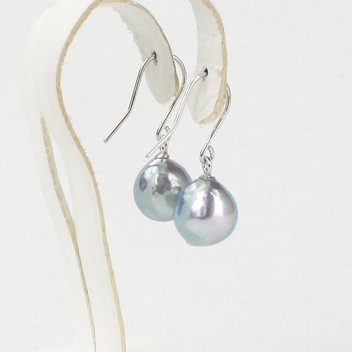 無調色 アコヤ真珠 8.0-8.5mm バロックパールピアス ケース付 〔パール 形：セミバロック～バロック、カラー：無調色〕 アクセサリー